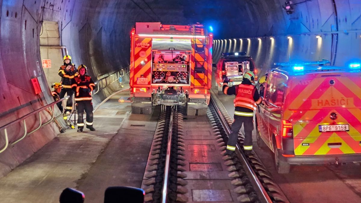Jako v Gotthardu. Záchranáři cvičili v nitru železničního tunelu u Plzně